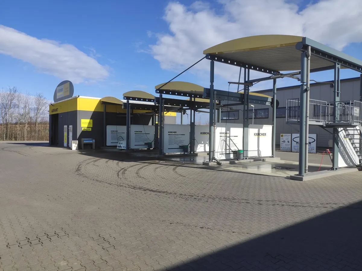Offener Waschplatz mit Platz zum Arbeiten rund um das Fahrzeug